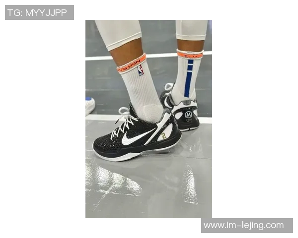 库里今日穿搭科比6战靴展现凯特琳克拉克专属配色魅力