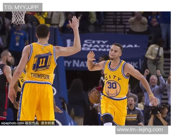 豪泽表现惊艳8投6中三分球5记轻松砍下17分6篮板3助攻